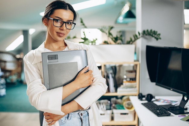 Digitaldesigner der jungen Frau, der an Tablette und Computer arbeitet