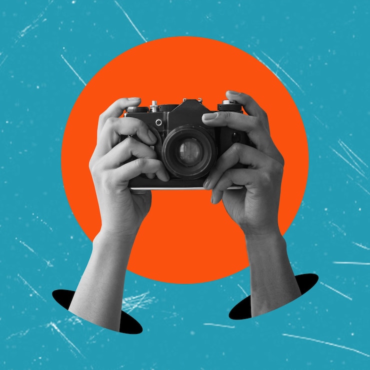 Foto digitale collage mit weiblichen händen, die eine alte filmkamera halten das konzept von journalismus und nachrichten