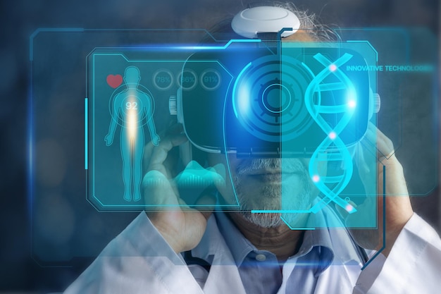 Digitale futuristische und globale Metaverse-Technologie für medizinische Gesundheit, Arzt mit bester VR-Headset-Ausrüstung zur Überprüfung der inneren Organe des Patienten und des Chromosoms auf dem Bildschirm, zukünftiges Innovationskonzept