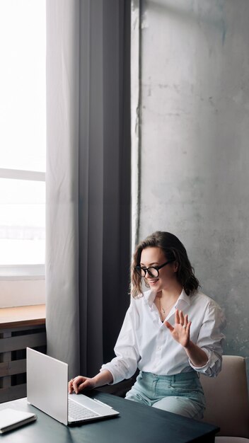 Digitale Geschäftsverbindung Lächelnde junge Frau Führende Online-Geschäftssitzung Umarmung von Remote W