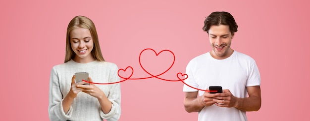 Digitale Kommunikation Junge Frau sendet Nachricht per Smartphone an ihren Freund