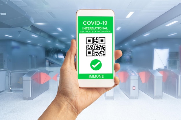 Digitaler Gesundheits-Covid-19-Pass mit QR-Code-Bildschirm und internationalem Impfzeugnis für Arbeitsreisen und -transport