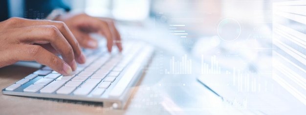 Digitaler Handel Online-Verkaufskonzept Geschäftsfrau benutzt Laptop mit Werbung auf der Website