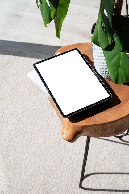 Digitaler Tablet-Computer mit isoliertem Bildschirm auf dem Schreibtisch Inneneinrichtung zu Hause