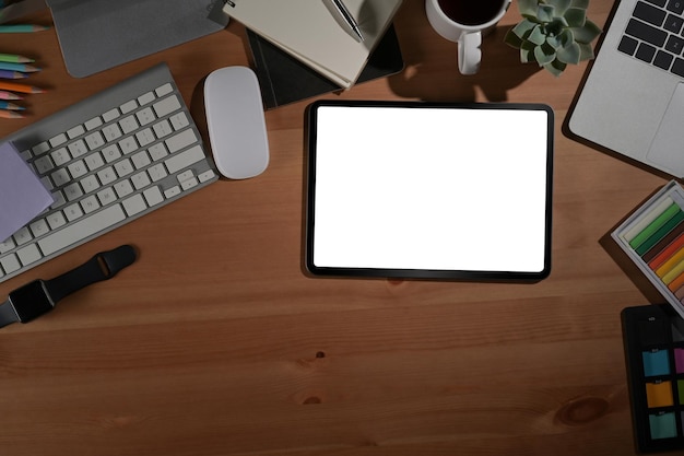 Digitaler Tablet-Laptop und Zubehör auf Holztisch Draufsicht flach gelegt
