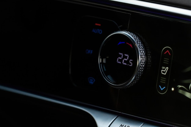 Digitales Bedienfeld Auto-Klimaanlage Dashboard Moderne Auto-Innenklimatisierungstasten in einem Auto Nahaufnahme