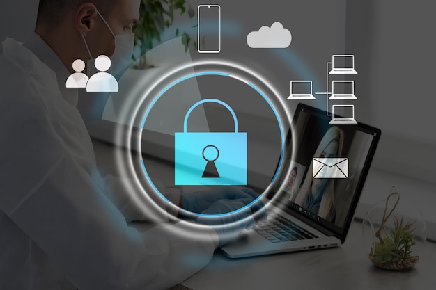 Digitales Cybersicherheits- und Netzwerkschutzkonzept. Virtueller Sperrmechanismus für den Zugriff auf gemeinsam genutzte Ressourcen. Interaktiver virtueller Kontrollbildschirm mit Vorhängeschloss. Laptop im Hintergrund