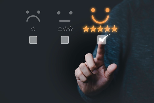 Digitales Design einer Hand berührende Markierung zur Auswahl des Smiley-Symbols für die Bewertung von Produkt und Service.