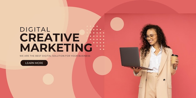 Foto digitales kreatives marketingbild für werbung mit junger frau