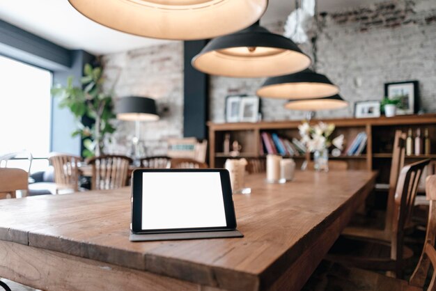 Digitales Tablet auf einem Tisch in einem Café