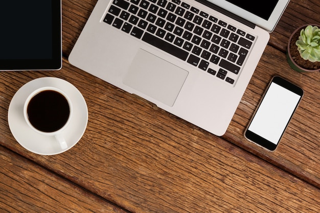 Digitales Tablet, Laptop und Smartphone mit Tasse Kaffee