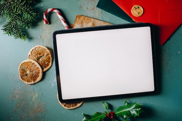 digitales tablet-modell, laptop mit weißem bildschirm, modell auf weihnachtshintergrund