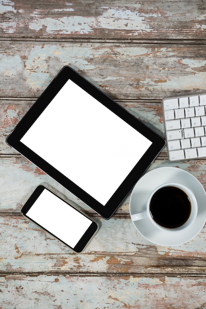 Digitales Tablet, Smartphone und Kaffeetasse