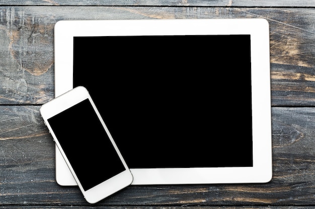 Digitales Tablet und Telefon auf Hintergrund isoliert