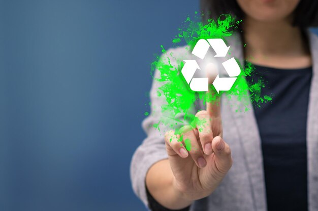 Foto digitales zusammengesetztes bild einer frau, die das recycling-symbol berührt