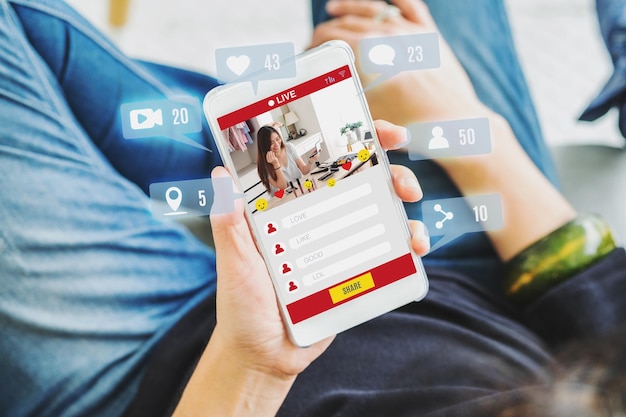 Digitales zusammengesetztes Bild einer Frau, die ein Telefon benutzt, mit Ikonen und Zahlen