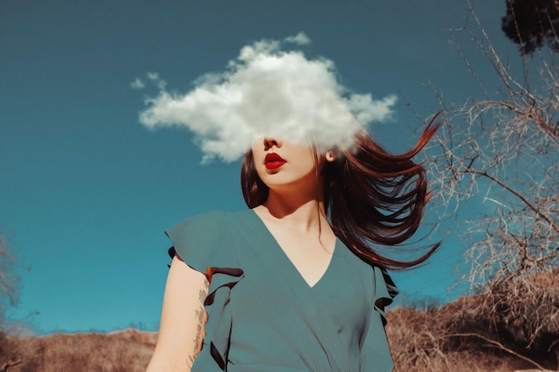 Digitales zusammengesetztes Bild einer jungen Frau und einer Wolke am Himmel