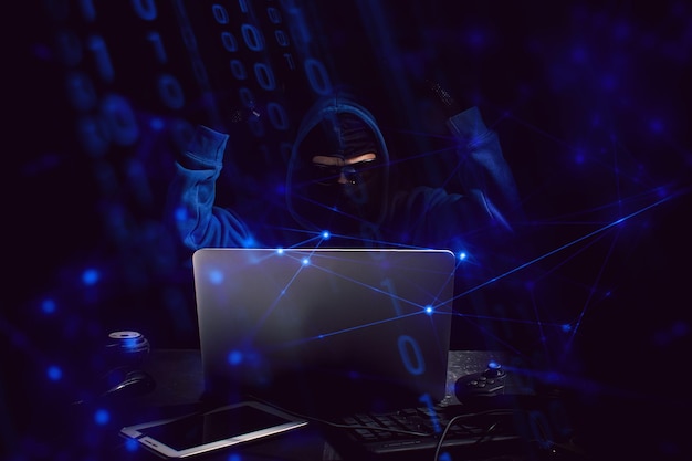 Digitales zusammengesetztes Bild eines Computer-Hackers mit einem Laptop