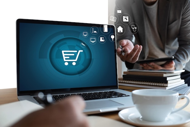 Digitales zusammengesetztes Bild eines Mannes anhand von Ikonen und Laptop im Büro