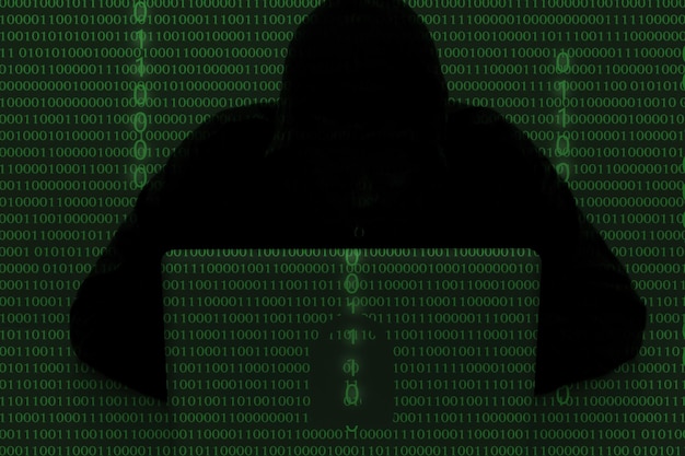 Digitales zusammengesetztes Bild eines Mannes, der ein Smartphone benutzt