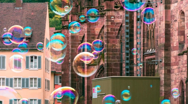 Digitales zusammengesetztes Bild von Blasen gegen das Gebäude