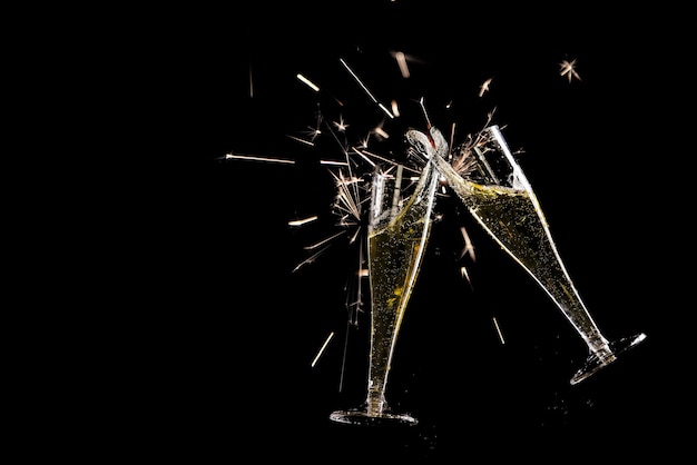 Digitales zusammengesetztes Bild von Feuerwerk und Getränken auf schwarzem Hintergrund