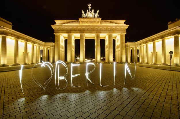 Digitales zusammengesetztes Bild von Text gegen das Brandenburger Tor in der Nacht