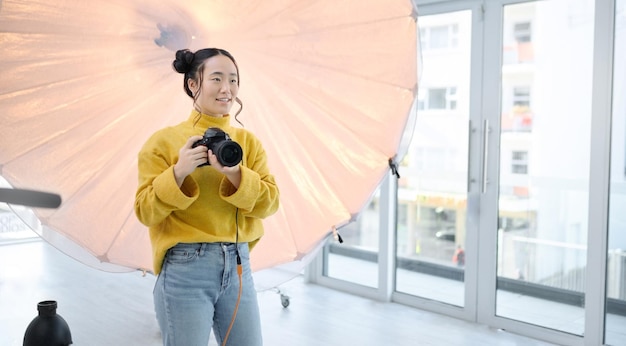 Digitalkamera und Frau im Studio, die kreatives Erinnerungsfoto-Shooting oder -Produktion schießen Objektivkunstkreativität und junger asiatischer Fotograf mit Beleuchtungsausrüstung für künstlerische Aufnahmen