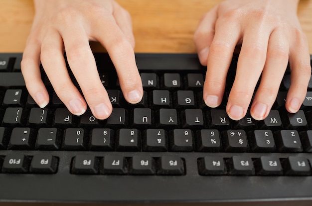 Digitando a mulher no teclado