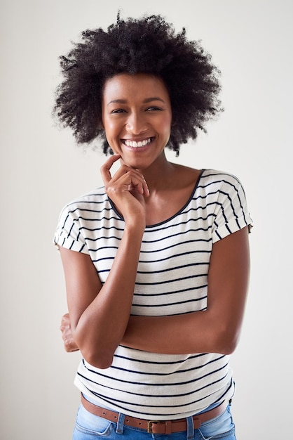 Digo sí a la felicidad Retrato de estudio de una joven atractiva y feliz posando sobre un fondo gris