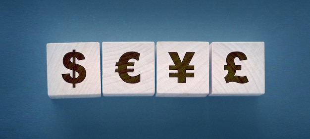 Dillar Euro Yen und Pfund auf Bausteinen Holzwürfel mit verschiedenen Geldzeichen Cuurency Geld internationales Geschäftskonzept