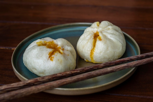 Dim sum chino en un plato en un restaurante en Vietnam