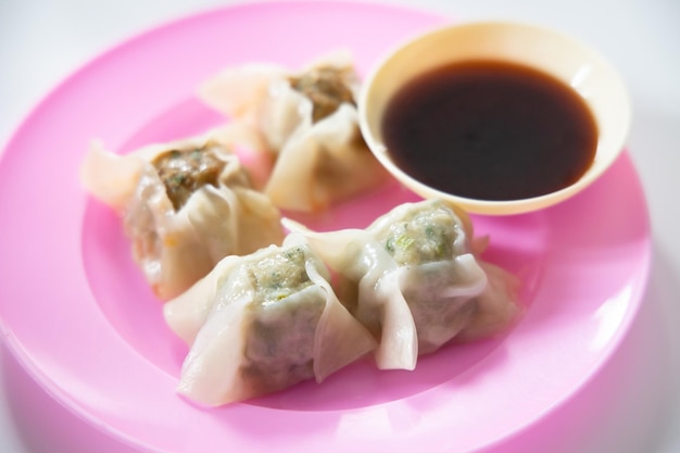 Dim sum chino con salsa de soja para mojar