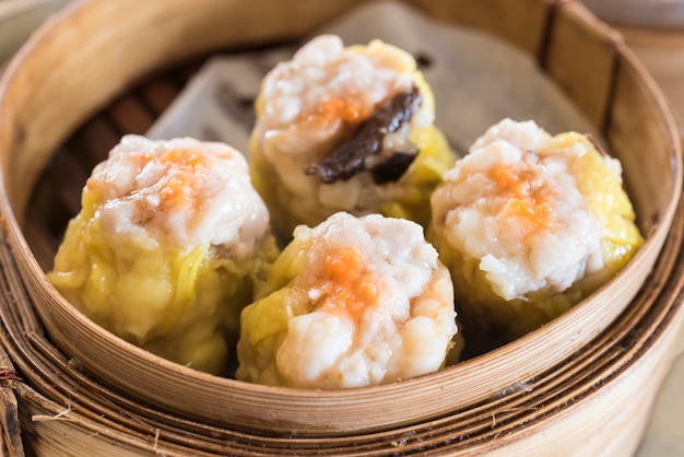 Dim sum em recipientes de vapor de bambu