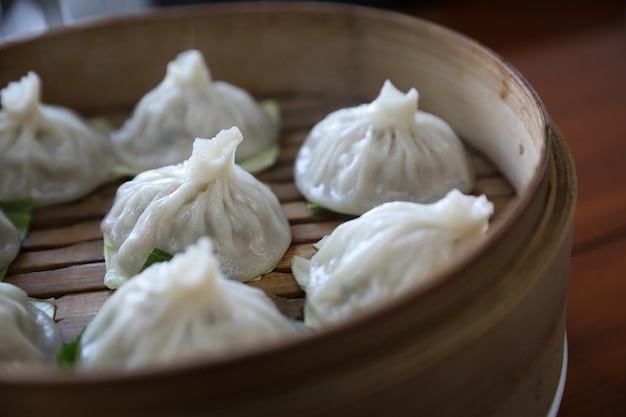 Dim-Sum-Knödel auf Bambuskorb, chinesisches Essen