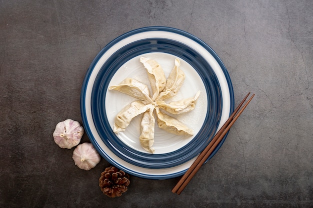 Dim Sum-Platte der Nahaufnahme auf einem grauen Hintergrund