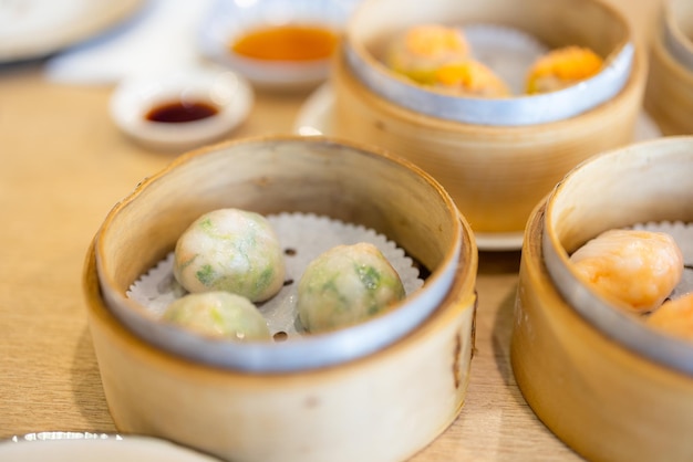 Dim sum tradicional chino al vapor en la canasta