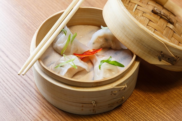 Dim sums con gambas en restaurante asiático