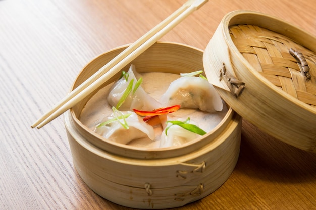 Dim sums con gambas en restaurante asiático