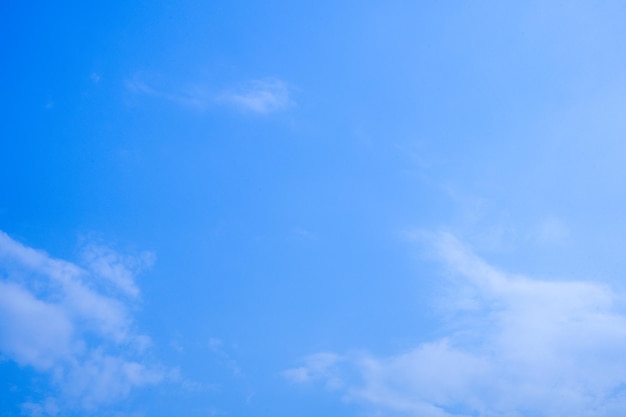 Diminuta nube contra el cielo azul