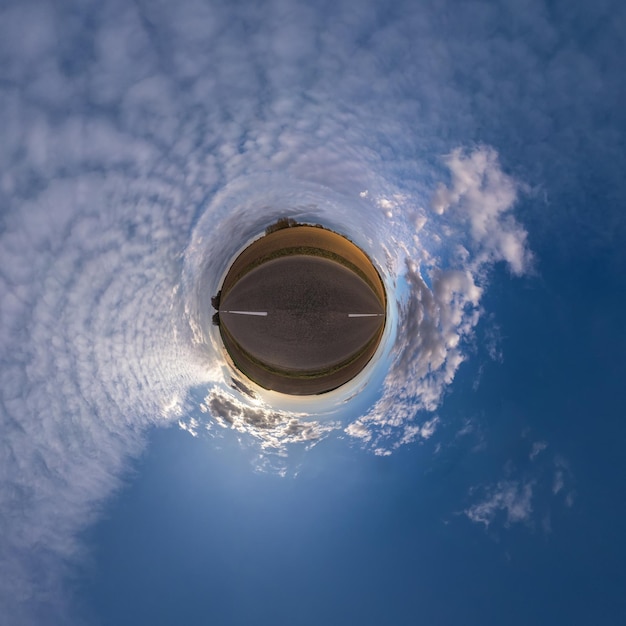 Diminuto planeta en cielo azul con hermosas nubes Transformación de panorama esférico 360 grados Vista aérea abstracta esférica Curvatura del espacio