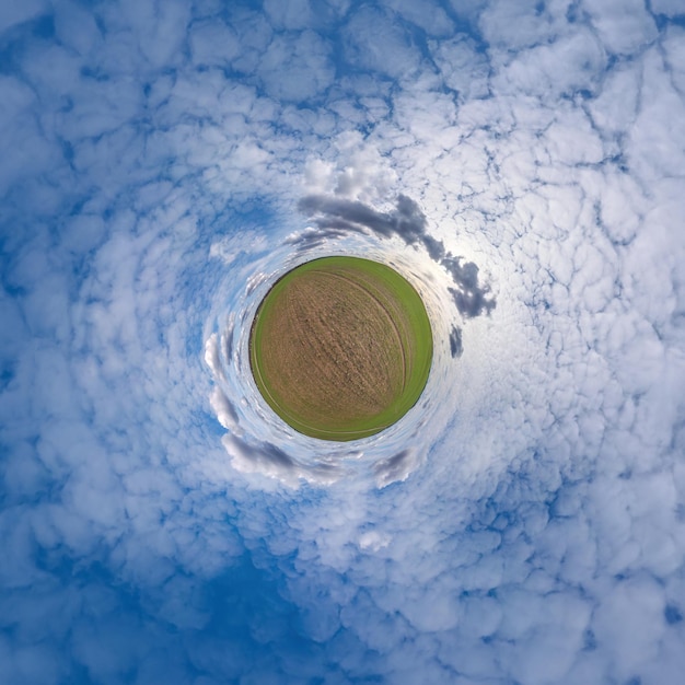 Diminuto planeta en cielo azul con hermosas nubes Transformación de panorama esférico 360 grados Vista aérea abstracta esférica Curvatura del espacio