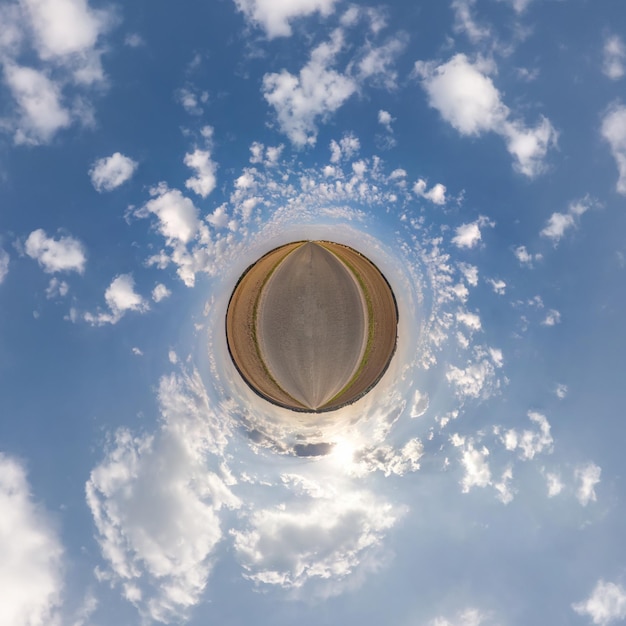 Diminuto planeta en cielo azul con hermosas nubes con transformación de panorama esférico 360 grados Vista aérea abstracta esférica Curvatura del espacio