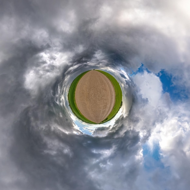 Diminuto planeta en cielo azul con sol y hermosas nubes Transformación de panorama esférico 360 grados Vista aérea abstracta esférica Curvatura del espacio