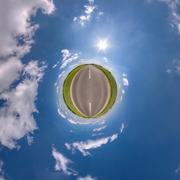 Diminuto planeta en cielo azul con sol y hermosas nubes Transformación de panorama esférico 360 grados Vista aérea abstracta esférica Curvatura del espacio