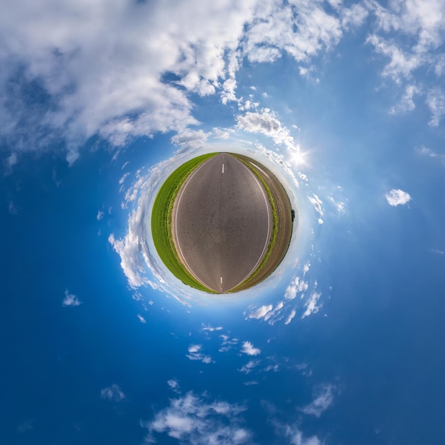 Diminuto planeta en cielo azul con sol y hermosas nubes Transformación de panorama esférico 360 grados Vista aérea abstracta esférica Curvatura del espacio