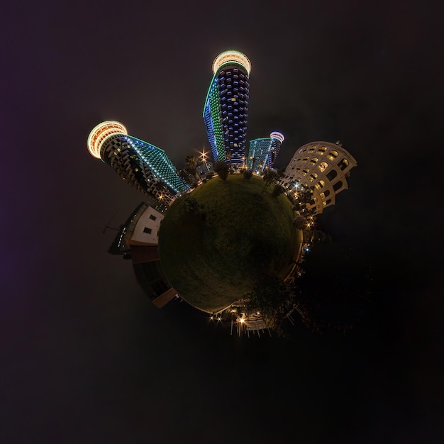 Diminuto planeta en el cielo nocturno con nubes en un moderno complejo residencial de varios pisos de desarrollo urbano Transformación del panorama esférico 360 en vista aérea abstracta