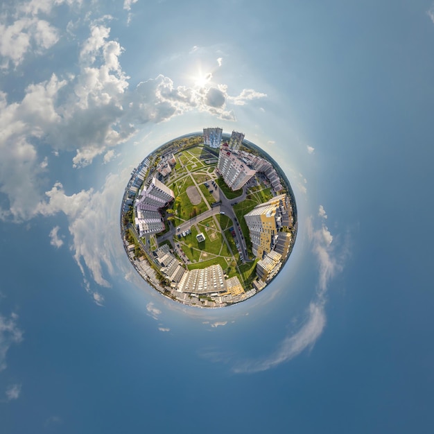 Diminuto planeta en el cielo con nubes con vistas al desarrollo urbano del casco antiguo edificios históricos y cruces Transformación del panorama esférico 360 en vista aérea abstracta