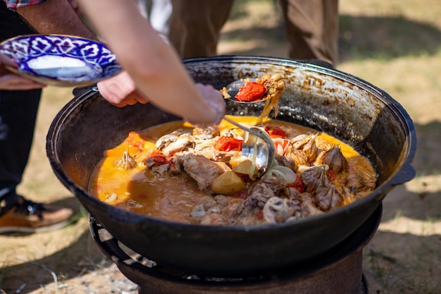 Dimlama cocinado con verduras y carne de pollo