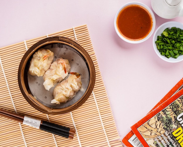 Dimsum chinês sortido em cesta de bambu